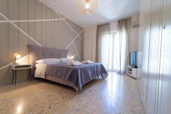 2 bedrooms, desk, travel crib, WiFi