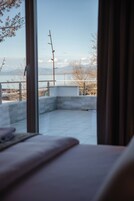 舒适双人房, 阳台, 湖景 | 办公桌、免费 WiFi