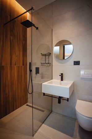 Dobbeltrom – comfort, balkong, utsikt mot innsjø | Skrivebord og wi-fi (inkludert)