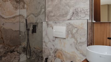 Ducha, artículos de higiene personal gratuitos y secador de pelo