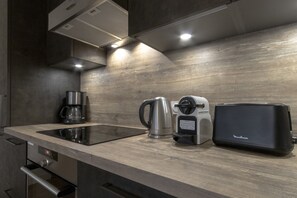 Kühlschrank, Mikrowelle, Ofen, Geschirrspüler