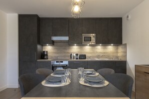 Kühlschrank, Mikrowelle, Ofen, Geschirrspüler