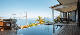Villa Bleue Camaieu, with heated pool & breathtaking view of the Saint Leu lagoon