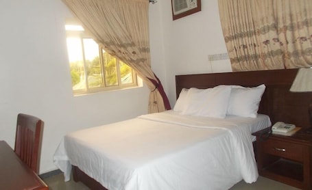 Escritorio, espacio para trabajar con laptop y wifi gratis . Franphinas Suites and Hotel