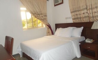 Escritorio, espacio para trabajar con laptop y wifi gratis