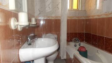 Habitación clásica, balcón, vista a la ciudad | Baño | Amenidades de baño gratuitas, secadora de cabello, toallas, jabón