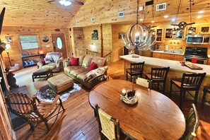 Smart TV, fireplace, video games, offices - BEAR CROSSING - HOT TUB, GAME ROOM, SECLUDED (Helen)