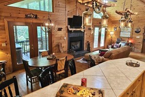 Smart TV, fireplace, video games, offices - BEAR CROSSING - HOT TUB, GAME ROOM, SECLUDED (Helen)