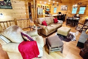 Smart TV, fireplace, video games, offices - BEAR CROSSING - HOT TUB, GAME ROOM, SECLUDED (Helen)