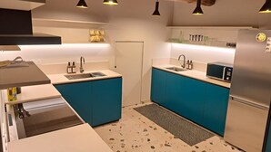 Coffee/tea maker, fridge, microwave, oven