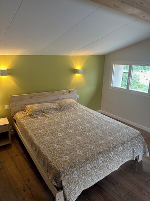 3 室のベッドルーム、デスク、アイロン / アイロン台、旅行用ベビーベッド