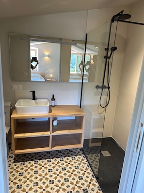 Sèche-cheveux, serviettes fournies, savon, shampoing