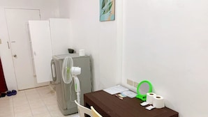 Escritorio, espacio para trabajar con un portátil, wifi gratis