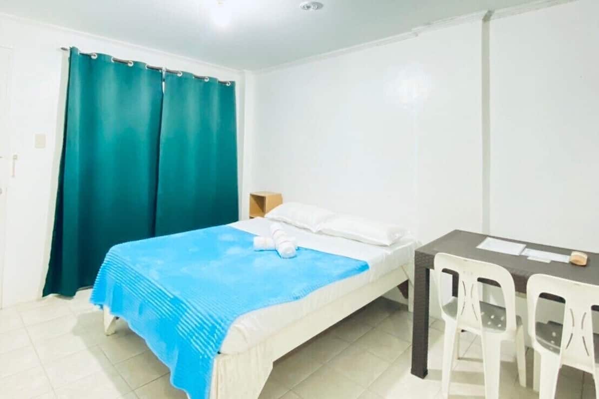 Deluxe kamer, 1 slaapkamer | Een bureau, een laptopwerkplek, gratis wifi, beddengoed