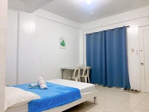 Desk, laptop workspace, free WiFi, bed sheets - La Pearla Place Boracay Dmall (Boracay Island)