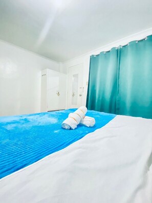 Desk, laptop workspace, free WiFi, bed sheets - La Pearla Place Boracay Dmall (Boracay Island)