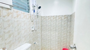 Ducha, artículos de higiene personal gratuitos y secador de pelo