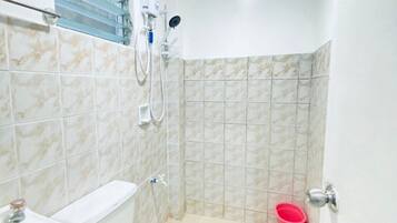 Shower, perlengkapan mandi gratis, pengering rambut, dan handuk