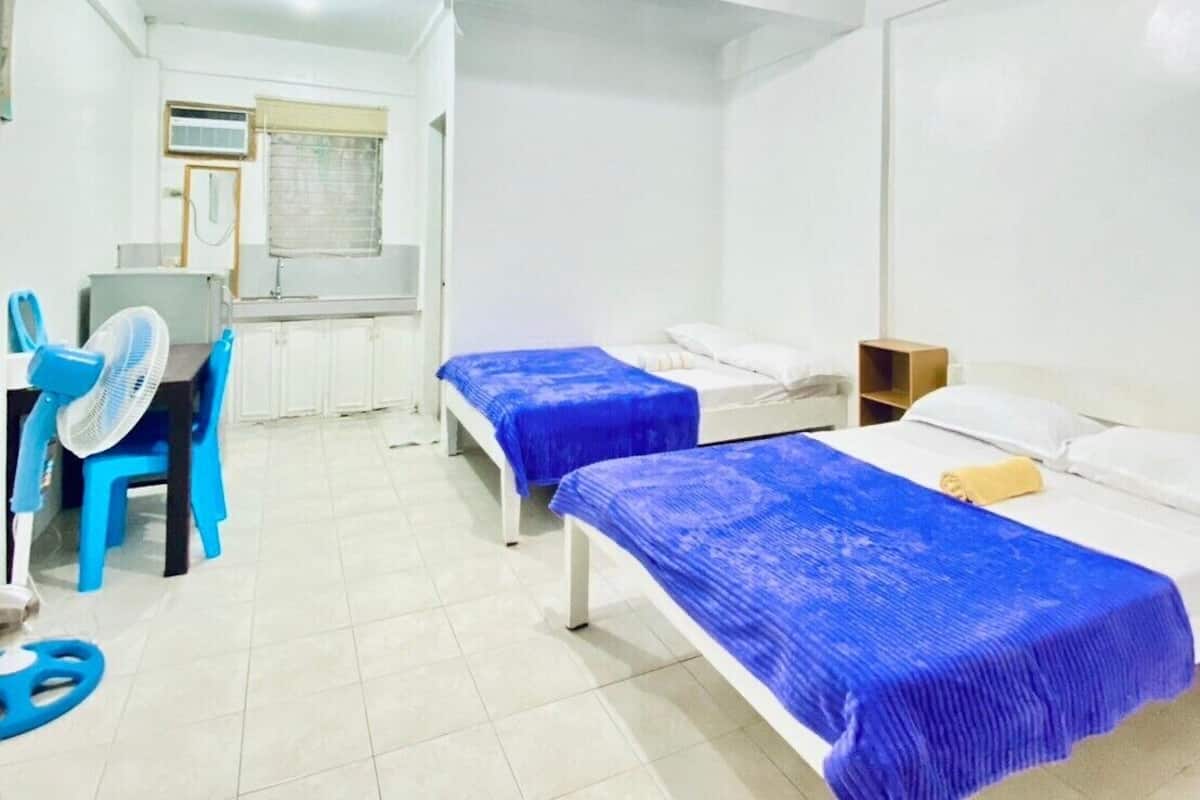 Deluxe Twin Room, 1 Bedroom | Desk, laptop workspace, free WiFi, bed sheets