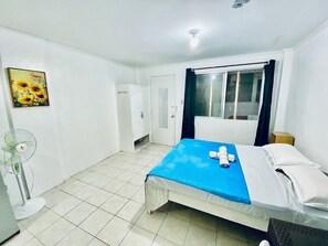 Desk, laptop workspace, free WiFi, bed sheets - La Pearla Place Boracay Dmall (Boracay Island)