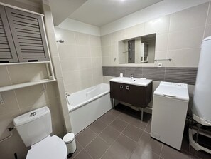 Serviettes fournies, savon, papier toilette