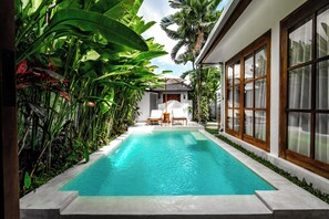 Outdoor pool, pool umbrellas, sun loungers - Moonlight EVDEkimi - Stylish 2BR escape with Tropical garden and Pool (Ubud)