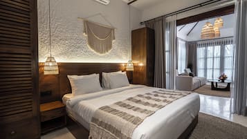 Escritorio, espacio para trabajar con laptop y cortinas blackout