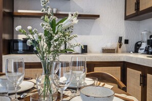 Køleskab, mikrobølgeovn, kogeplade, kaffe-/temaskine
