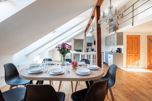 Deluxe-Apartment | Essbereich im Zimmer