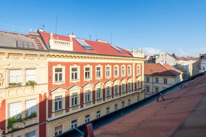 A row of traditional European buildings with uniform window designs and red-tiled roofs. - Spacious 2-level apart National Theatre (Prague)