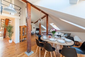 Deluxe-Apartment | Essbereich im Zimmer