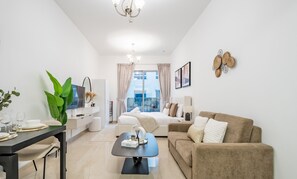 TV - Charming Studio in Hanover Square, Jumeirah Village Circle by Deluxe Holiday Homes (Dubai)
