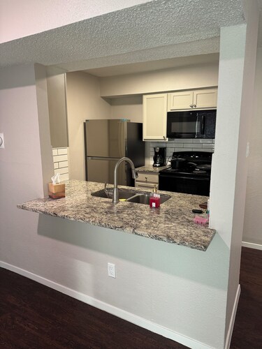 Cozy 2-bedroom condo in terrific Dallas with AC, WiFi etc.