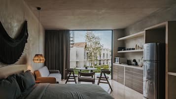 Departamento Deluxe, 2 habitaciones, alberca privada, vista al jardín | 2 habitaciones, caja de seguridad en la habitación y cortinas blackout