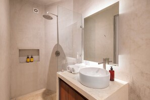 Apartemen Deluks, 2 kamar tidur, kolam renang pribadi, pemandangan kebun | Kamar mandi | Shower, pancuran hujan, pengering rambut, dan handuk
