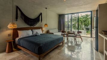 Appartamento Deluxe, 2 camere da letto, piscina privata, vista giardino | 2 camere, una cassaforte in camera, tende oscuranti, ferro/asse da stiro