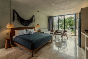 Deluxe-Apartment, 2 Schlafzimmer, eigener Pool, Gartenblick | 2 Schlafzimmer, Zimmersafe, Verdunkelungsvorhänge, Bügeleisen/Bügelbrett