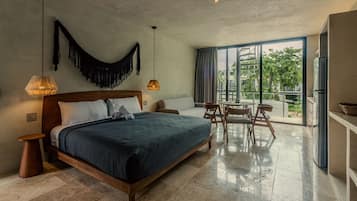 Departamento Deluxe, 2 habitaciones, alberca privada, vista al jardín | 2 habitaciones, caja de seguridad en la habitación y cortinas blackout