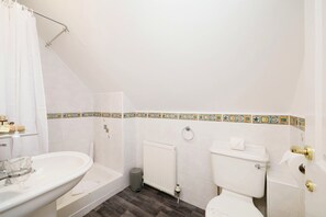Shower, towels - 2 BEDROOMS - SLEEPS 4 Experience this charming 2-bedroom cottage, thoughtfully refurbished for 2024 (Bembridge)