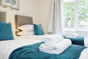 2 bedrooms, iron/ironing board, WiFi, bed sheets - 2 BEDROOMS - SLEEPS 4 Experience this charming 2-bedroom cottage, thoughtfully refurbished for 2024 (Bembridge)