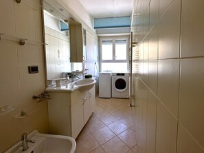 Dusche, Haartrockner, Bidet, Handtücher