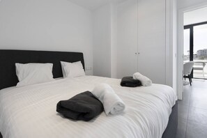 2 bedrooms, desk, iron/ironing board, travel cot - Modern Luxury Suite with Terrace in Higueron (Fuengirola)