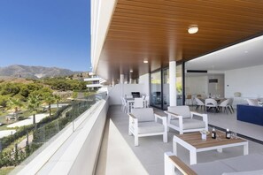 Outdoor dining - Exclusive 3-bedroom Apartment in Higueron (Fuengirola)