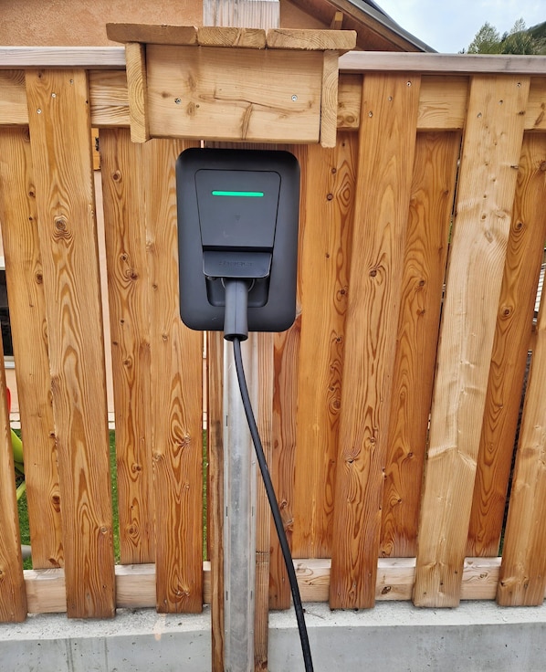 A wooden fence with a charging station attached to it. - CASA-Grand Laus: Duplex familial, sauna et jacuzzi (Aiguilles)