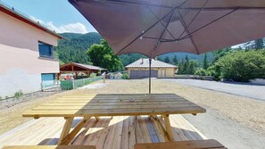 Outdoor dining - CASA-Grand Laus: Duplex familial, sauna et jacuzzi (Aiguilles)