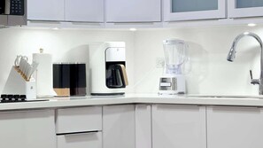 Frigorífico, microondas, placa de cocina y cafetera o tetera