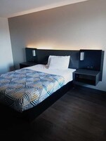 Espacio para trabajar con laptop, wifi gratis y ropa de cama 