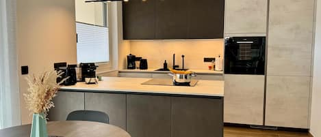 Kühlschrank, Ofen, Herdplatte, Geschirrspüler