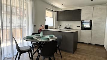 Frigorifero, forno, piano cottura, lavastoviglie