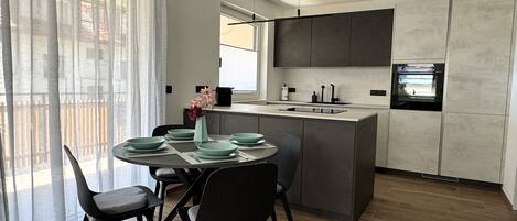 Geladeira, fogão, cooktop, lava-louças